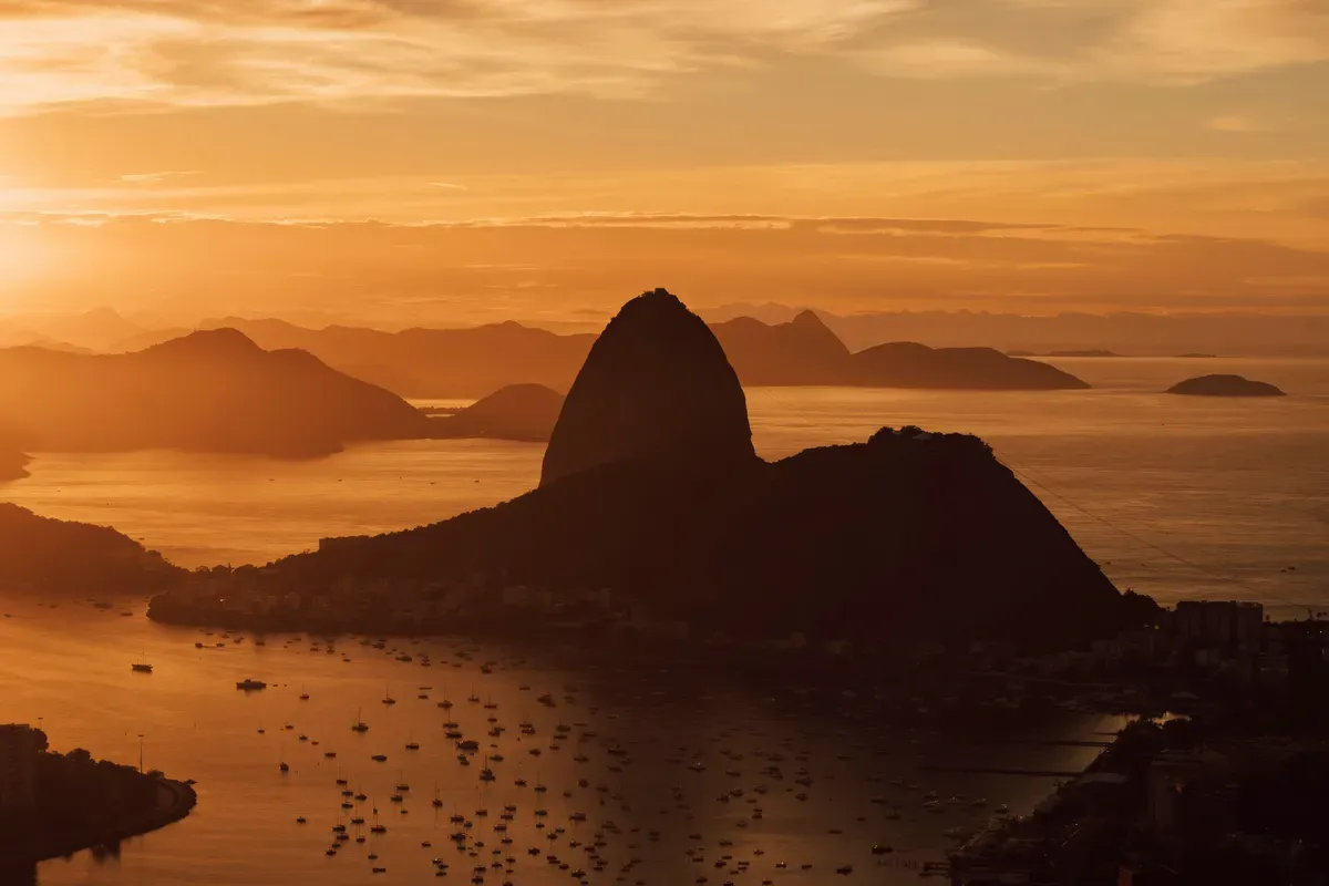 Il Pan di Zucchero all’alba sopra la baia di Rio de Janeiro