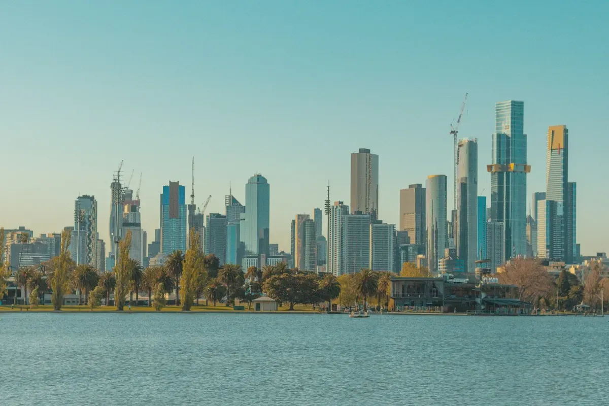 L'Albert Park Lake con i grattacieli di Melbourne sullo sfondo