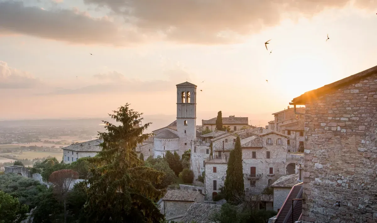 Una città umbra in collina al tramonto