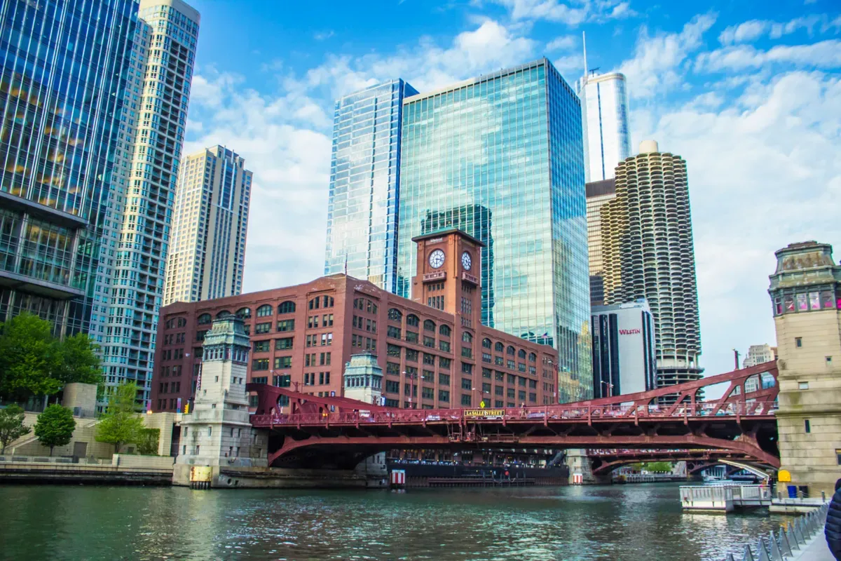 Il Chicago Riverwalk sotto un ponte, con i grattacieli sul fiume