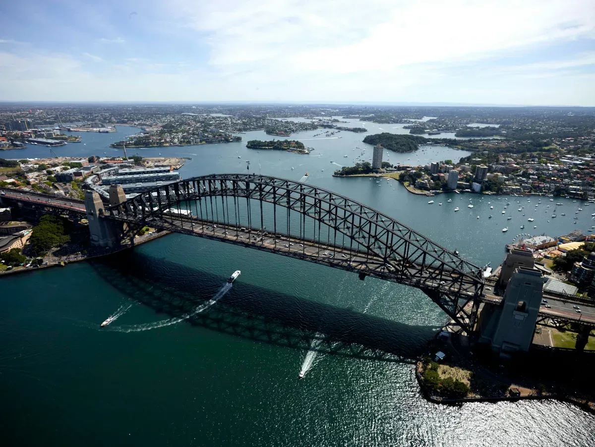 Il Sydney Harbour Bridge visto dall’alto sopra il porto