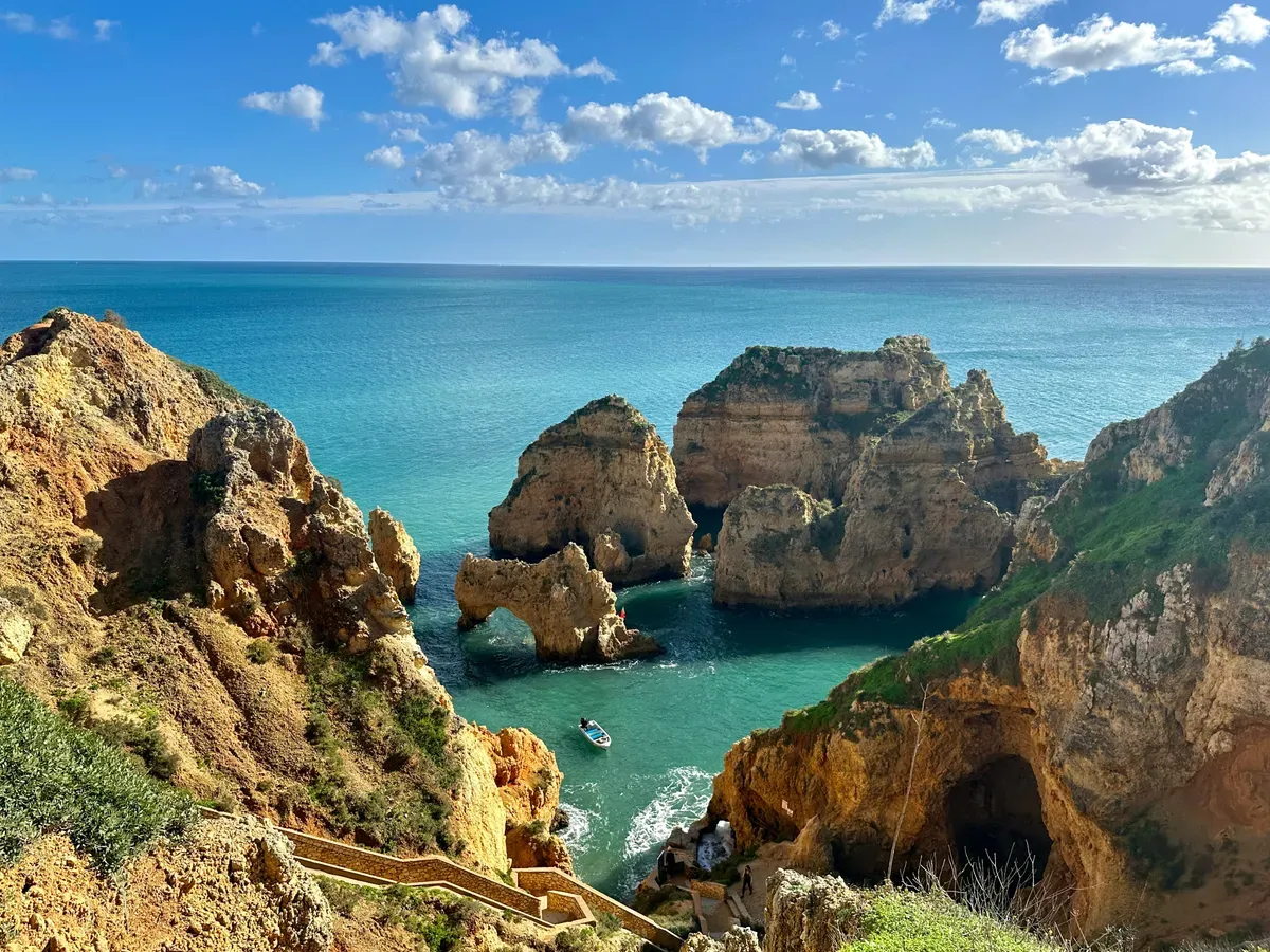 Il mare e le scogliere della costa di Lagos