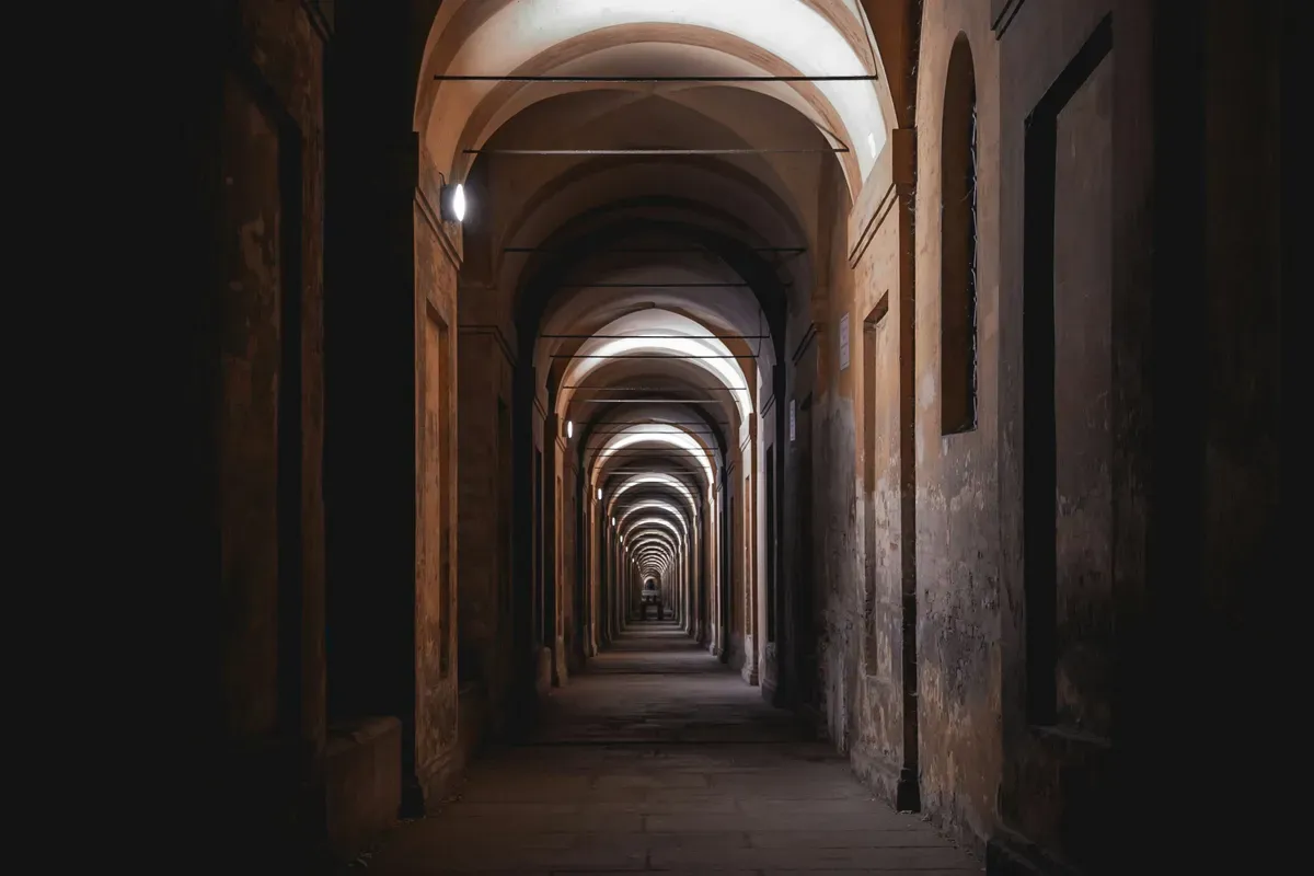 Il portico di San Luca a Bologna, con gli archi in fila