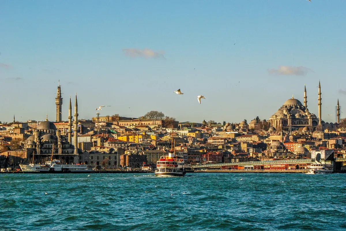 Un traghetto attraversa il Bosforo davanti alle moschee di Eminönü, a Istanbul