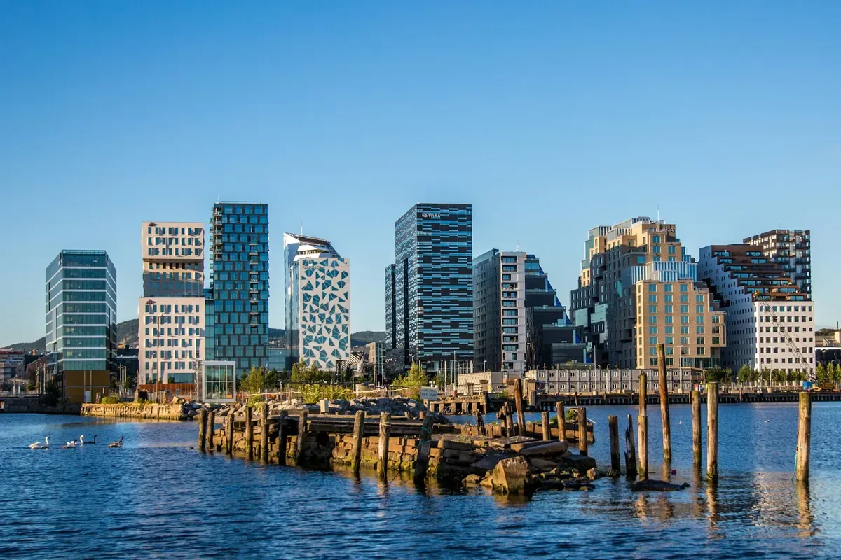 I grattacieli del Barcode a Bjørvika, vicino alla foce dell'Akerselva, riflessi nell'acqua