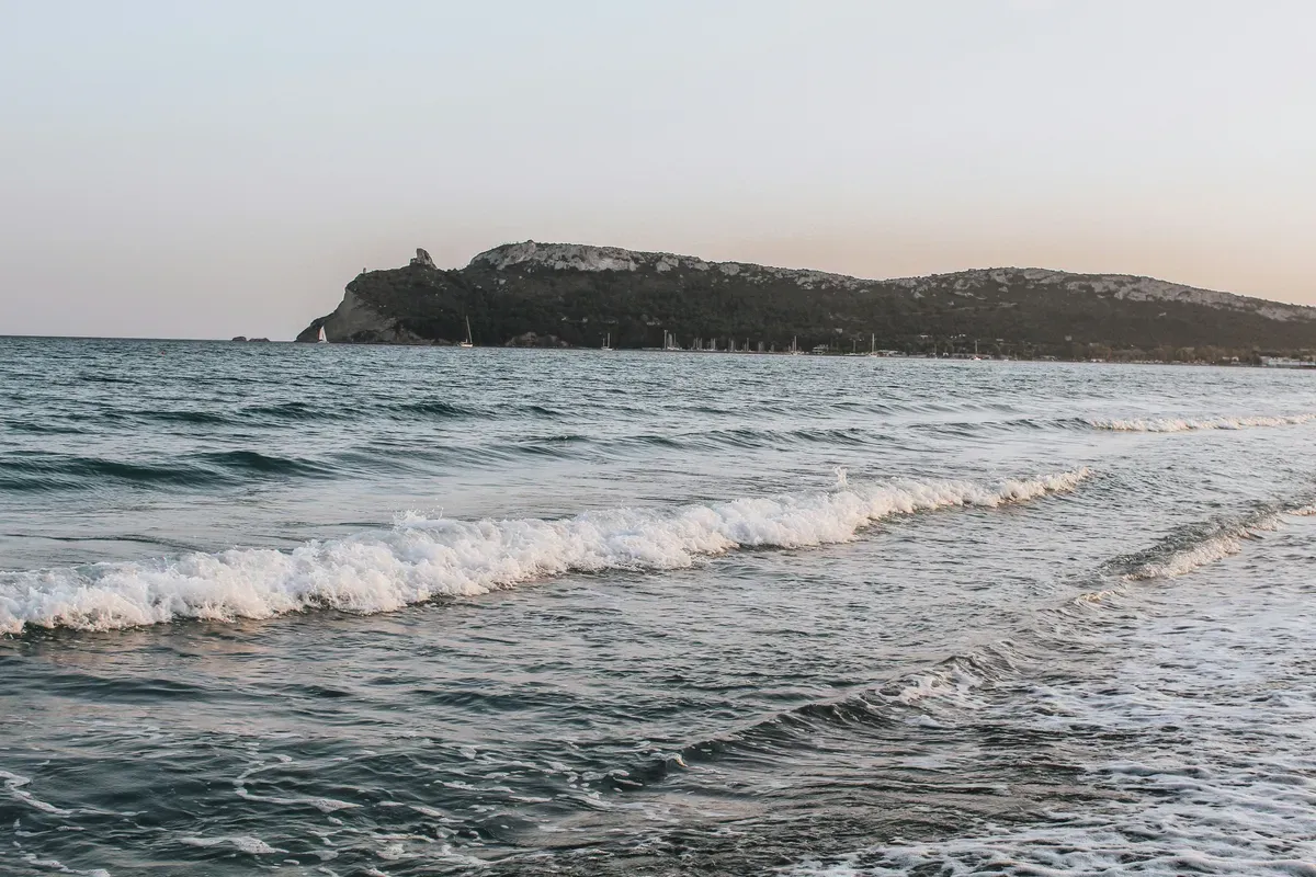 Le onde sulla spiaggia del Poetto con la Sella del Diavolo sullo sfondo