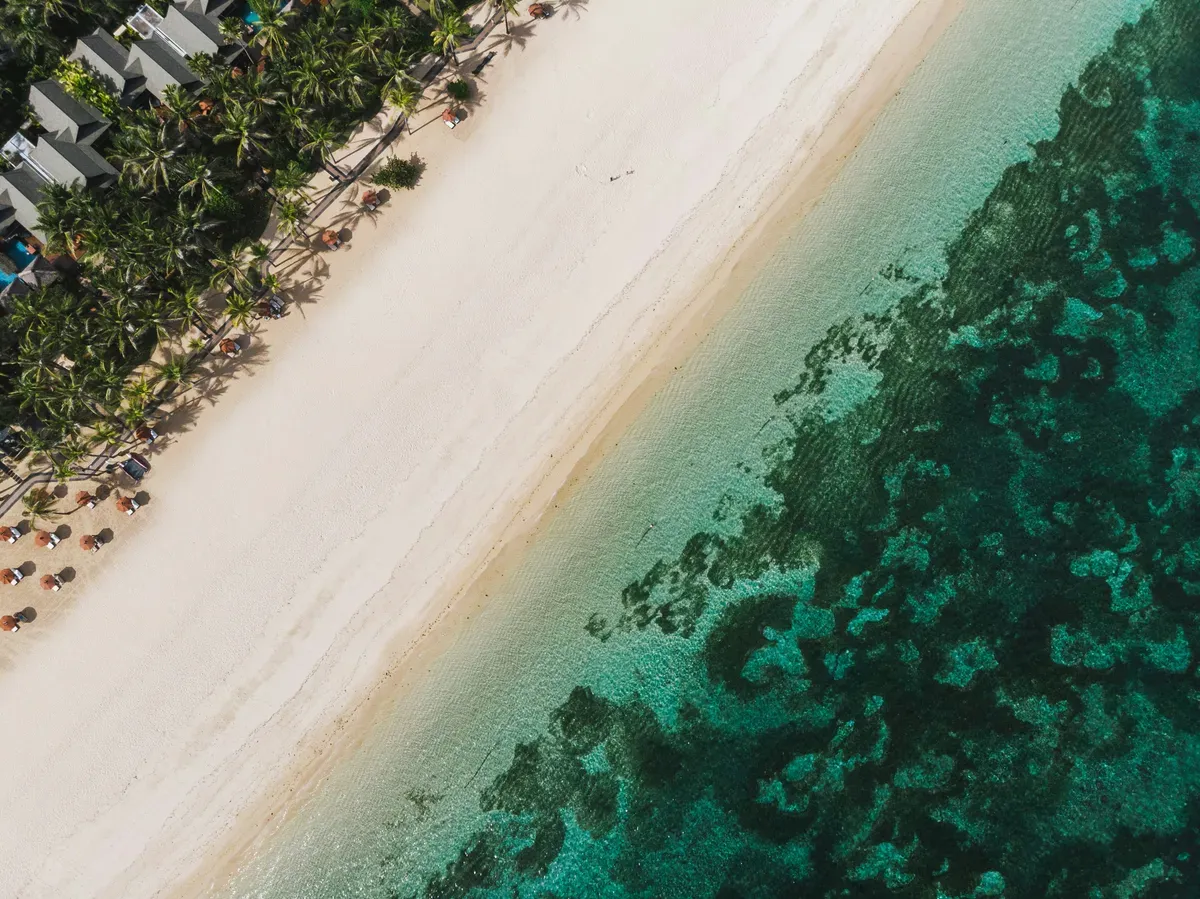 La spiaggia di Nusa Dua vista dall'alto, con la sabbia bianca e il reef
