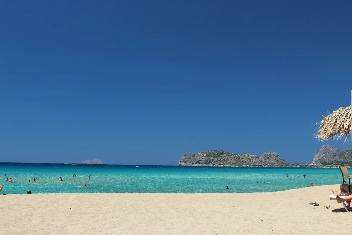 La spiaggia di Kefalos con l'isolotto di Kastri