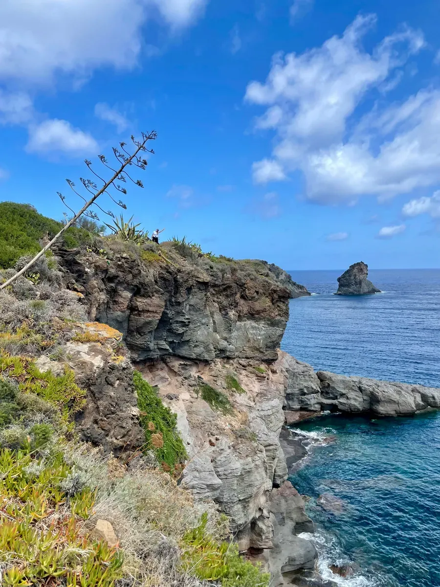 Le rocce vulcaniche di Pantelleria a picco sul mare