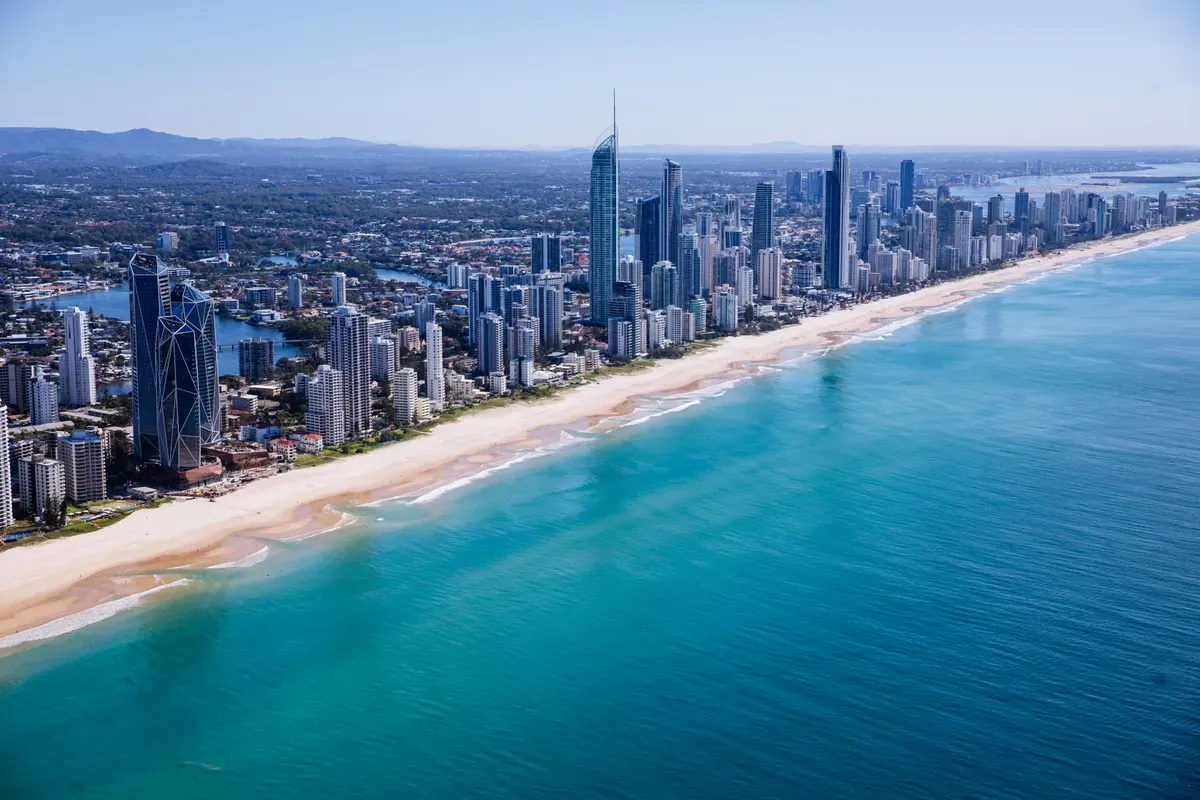 La costa della Gold Coast vista dall'alto, con la spiaggia e i grattacieli