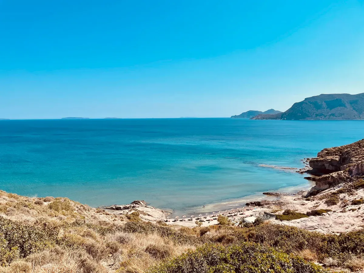 Il mare blu lungo la costa di Kos