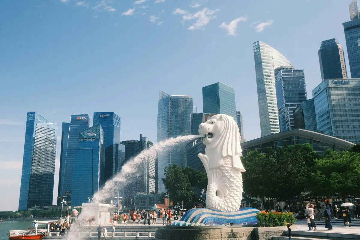 Il Merlion che spruzza acqua nella Marina Bay, con i grattacieli di Singapore alle spalle