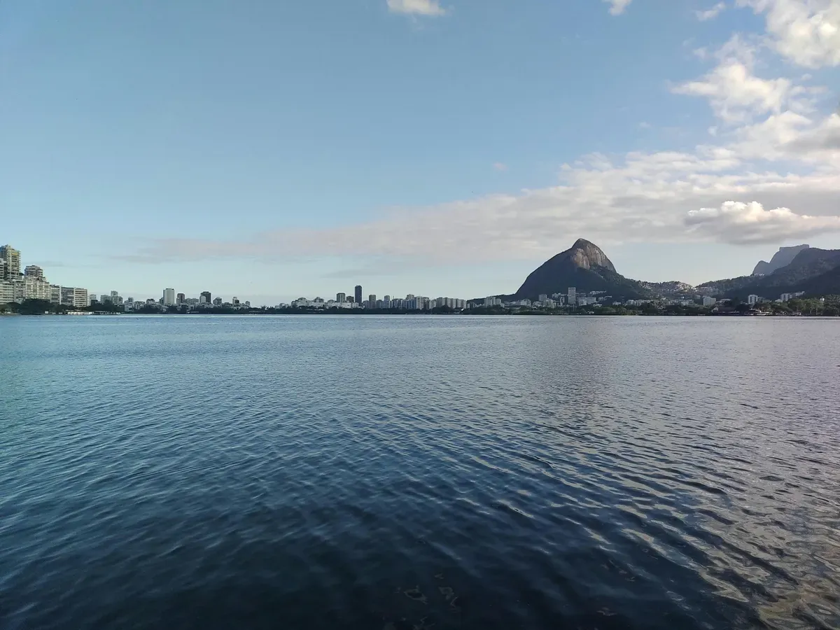 La Lagoa Rodrigo de Freitas con i palazzi e le montagne di Rio sullo sfondo