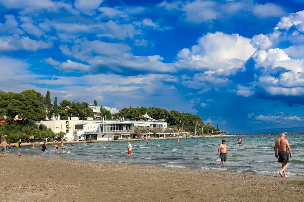 La spiaggia di Bačvice a Spalato, con i bagnanti e il padiglione bianco