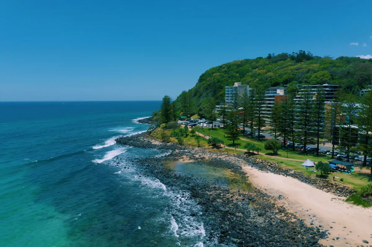 Il promontorio di Burleigh Head sull'oceano