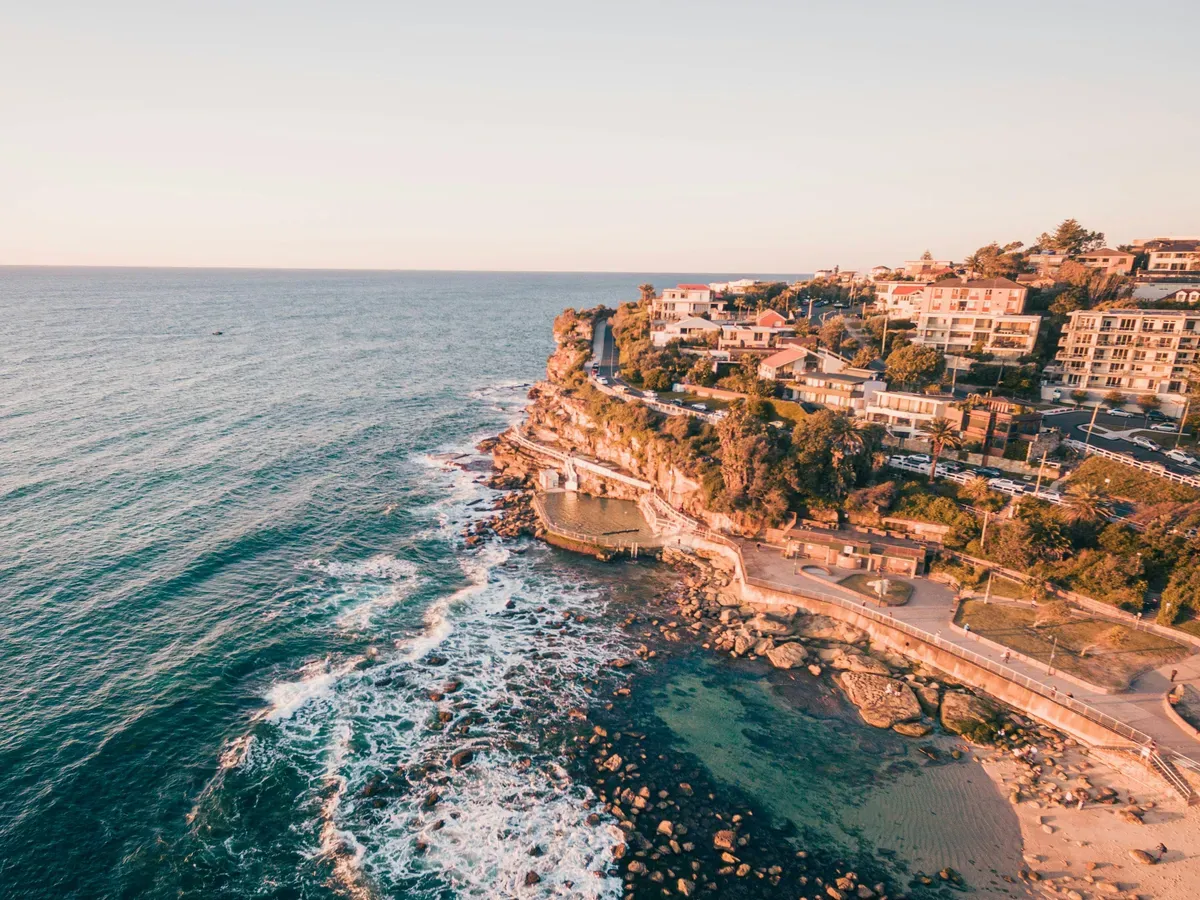 L’alba sulle scogliere e la piscina sul mare di Bronte, lungo il sentiero da Bondi a Coogee