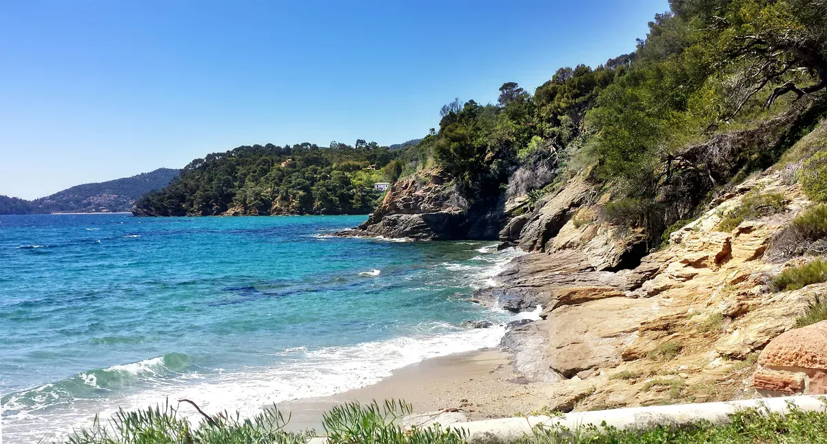 Una caletta con acqua turchese e scogli vicino a Saint-Tropez