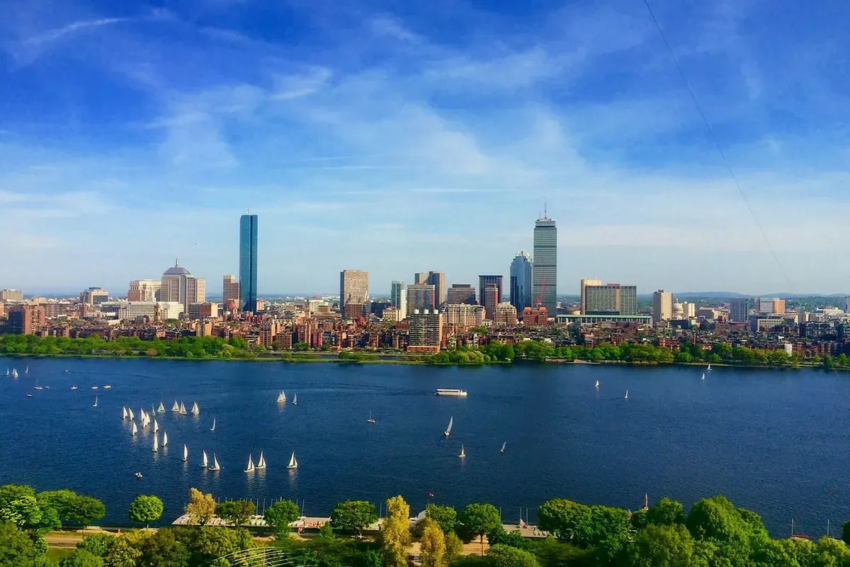 Lo skyline di Back Bay a Boston visto da Cambridge, oltre il Charles River con le barche a vela