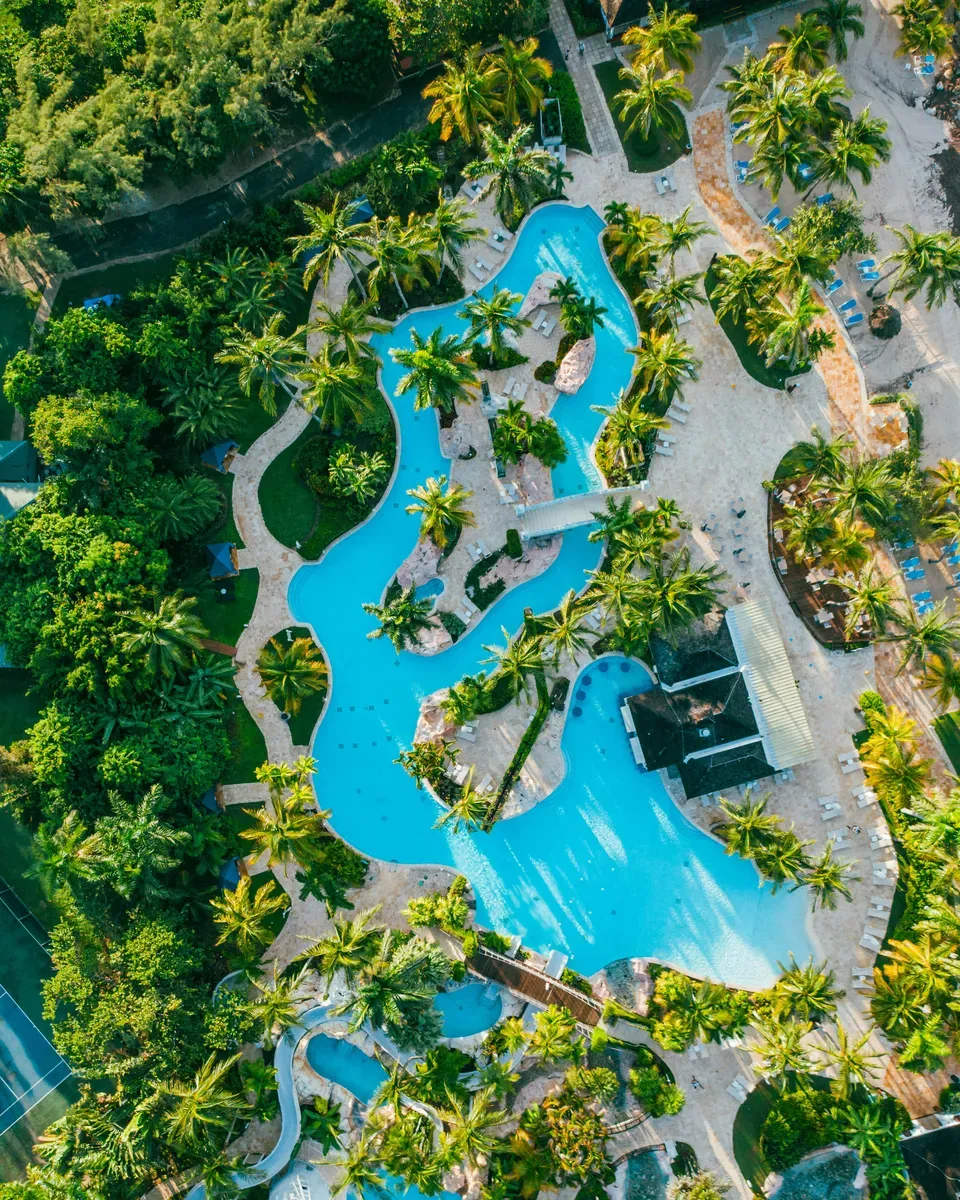 Una zona residenziale tra la vegetazione tropicale vista dall'alto