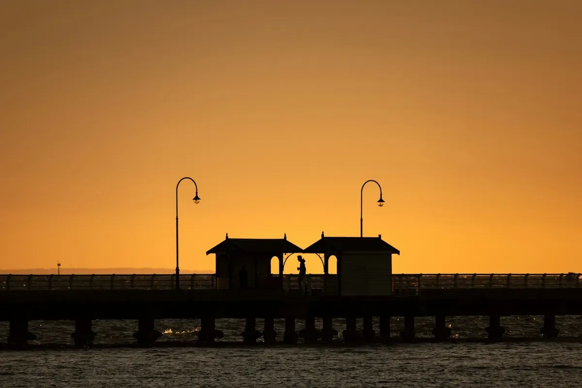 Il chiosco in fondo al St Kilda Pier al tramonto