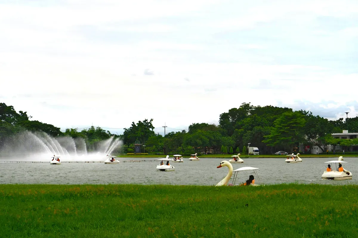 Il lago di Suan Luang Rama IX con la fontana e i pedalò a forma di cigno