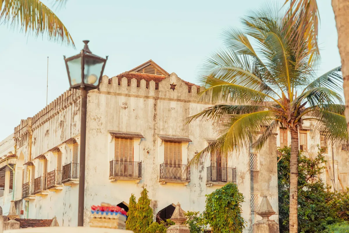 Un palazzo storico di Stone Town con le palme