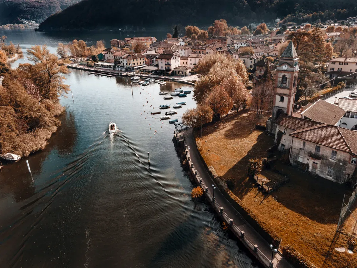 Un fiume che scorre tra le case, visto dall'alto