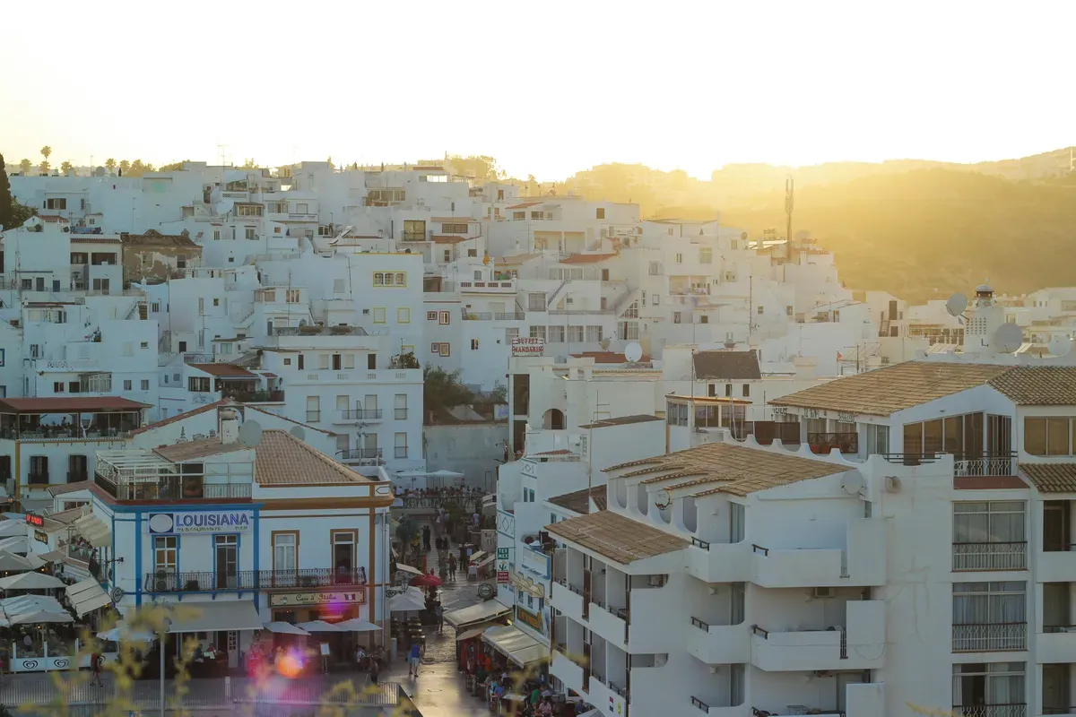 Le case bianche del centro di Albufeira al tramonto