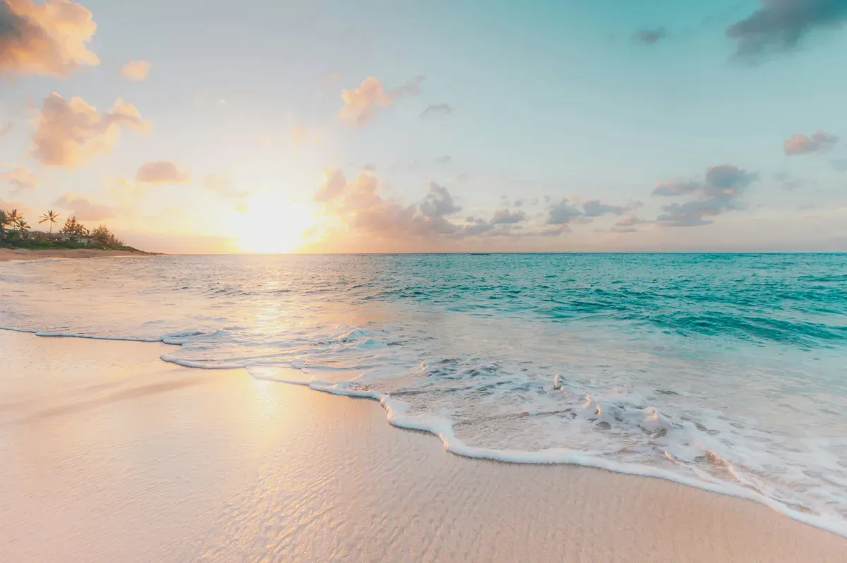 Una spiaggia caraibica all'alba