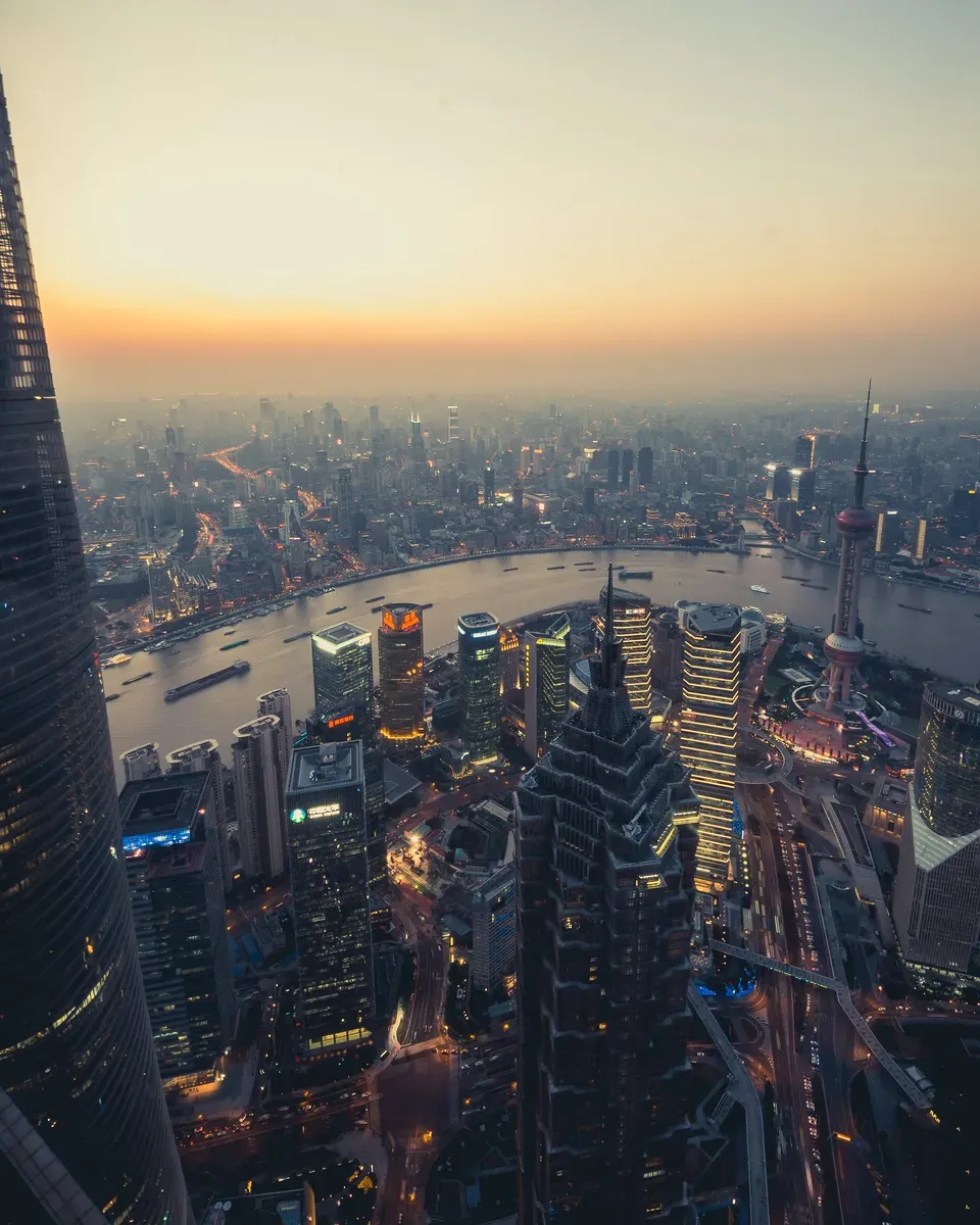 Il fiume Huangpu che curva attorno a Lujiazui, visto dall’alto al tramonto
