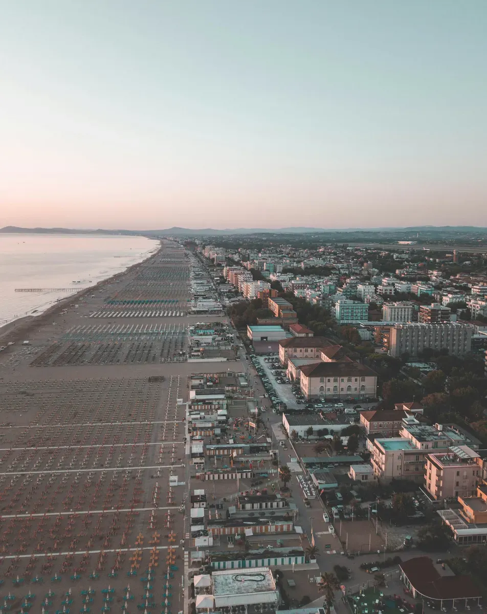 La spiaggia e il lungomare di Rimini visti dall'alto