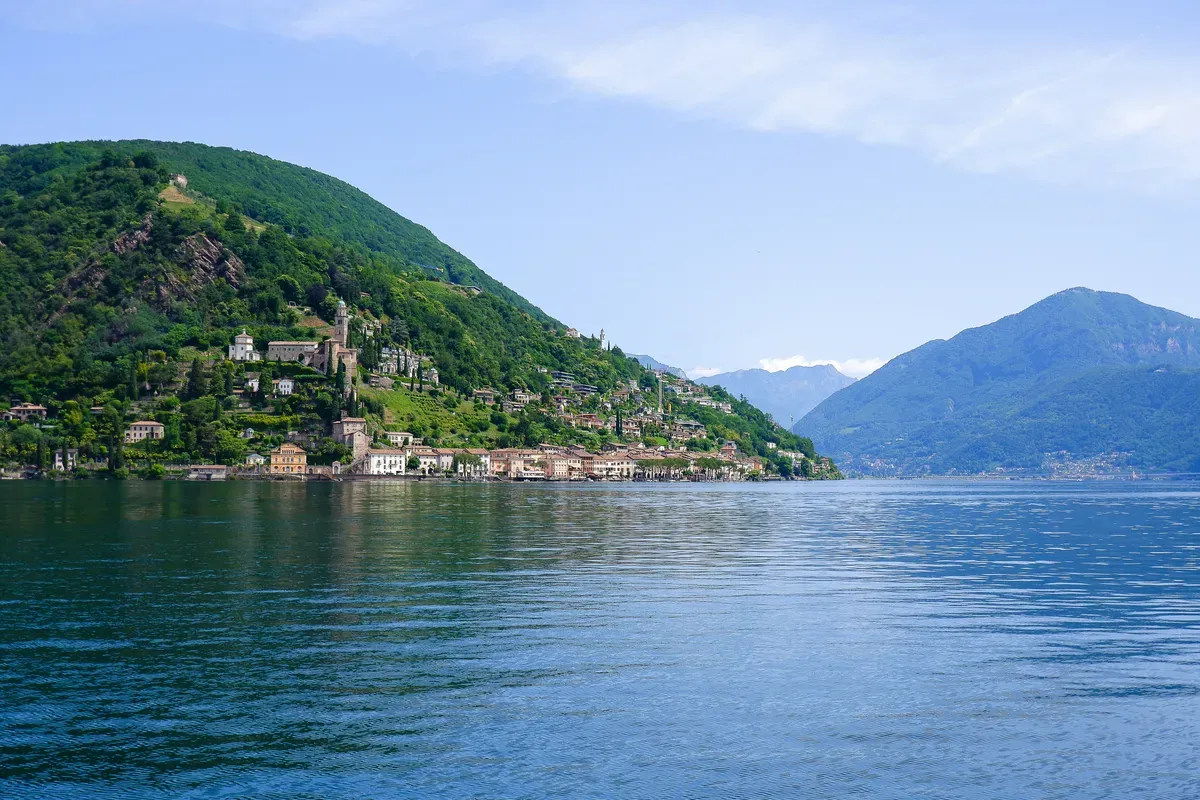 Un lago con le colline boscose intorno