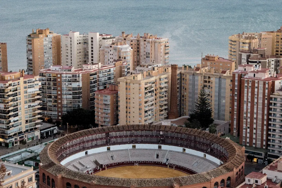 La plaza de toros della Malagueta e i palazzi sul lungomare di Málaga, visti dall'alto