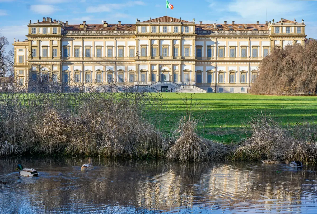 La Villa Reale di Monza vista da uno stagno del parco