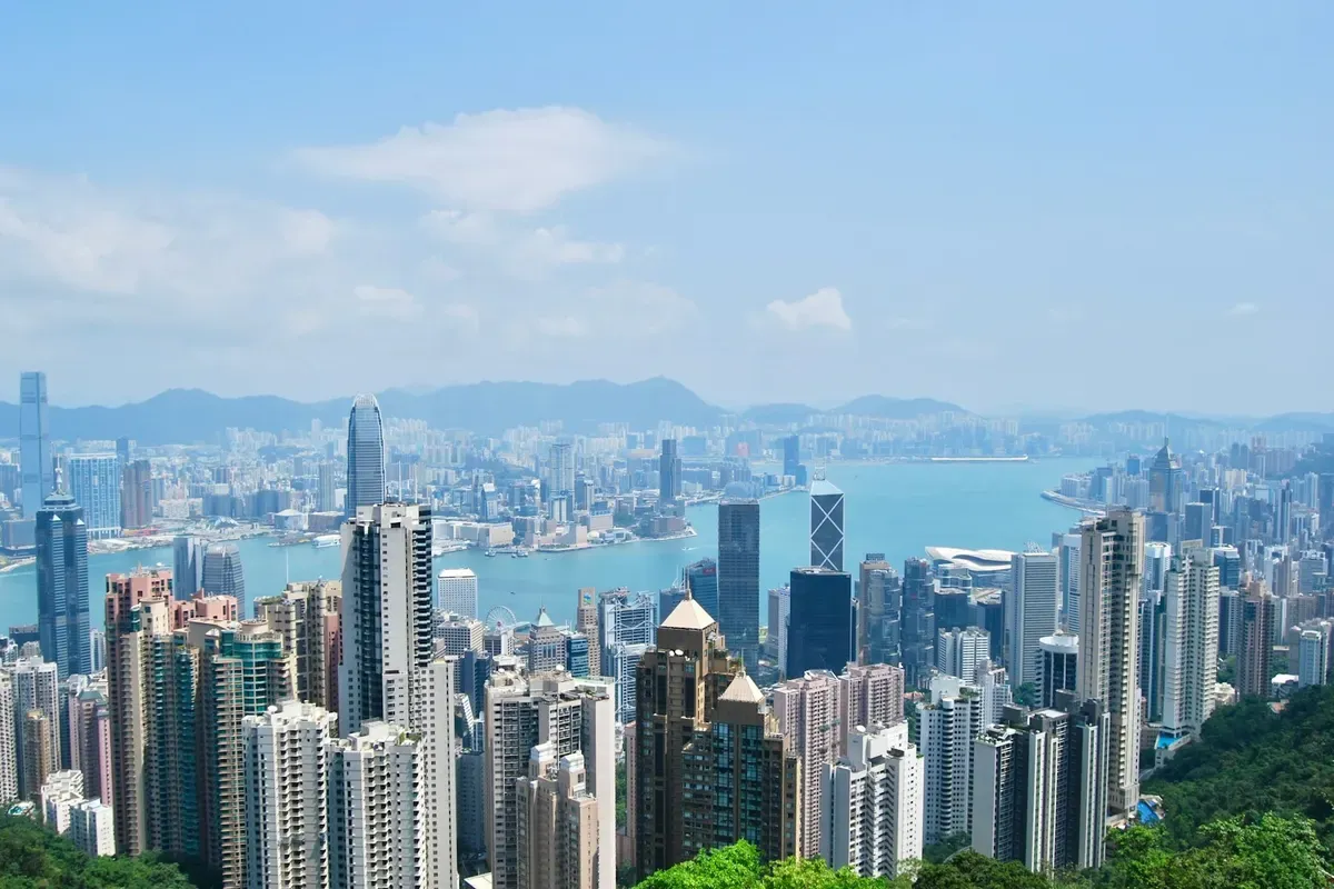 I grattacieli di Hong Kong e il Victoria Harbour visti dal Peak