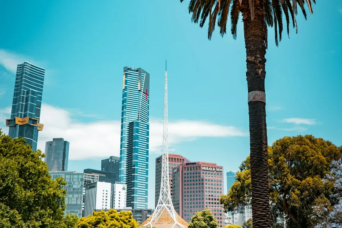 I grattacieli di Melbourne visti da un parco con le palme