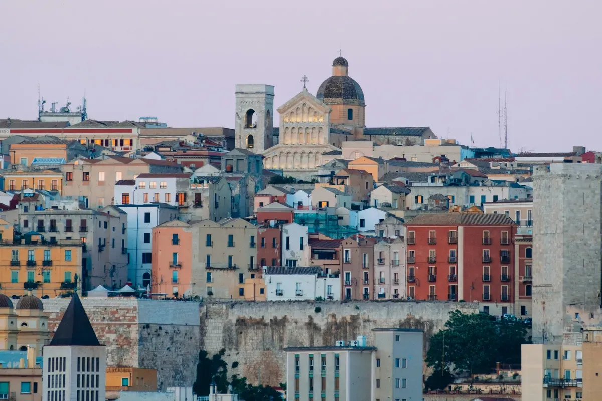 Le case colorate del quartiere Castello a Cagliari, con la cattedrale
