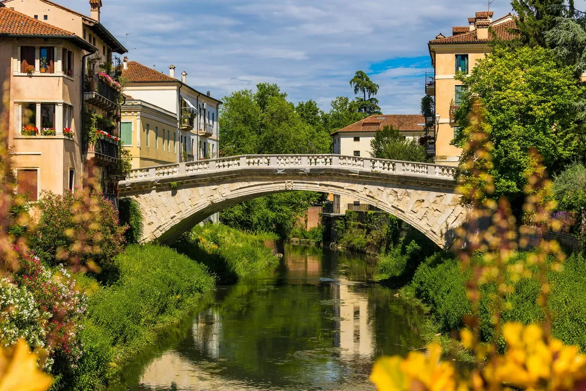 Un ponte in pietra su un corso d'acqua a Vicenza