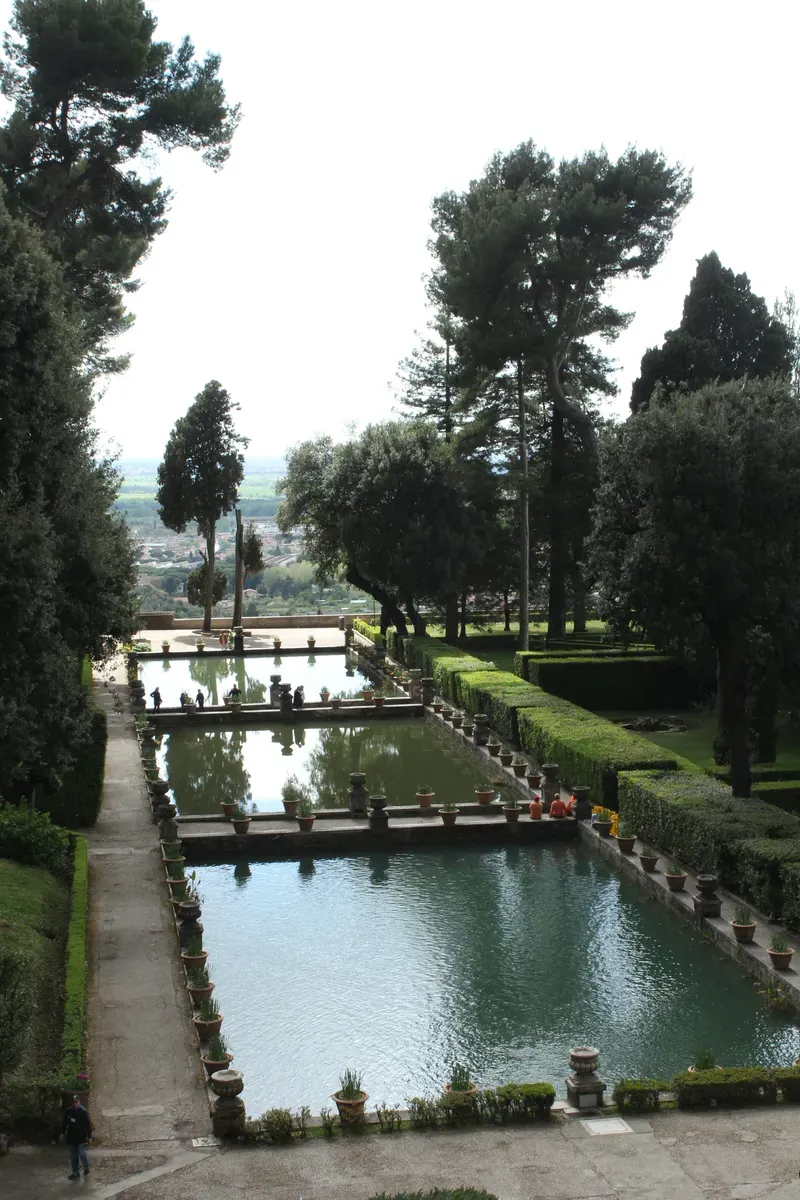 Il giardino all'italiana di una villa con le vasche d'acqua
