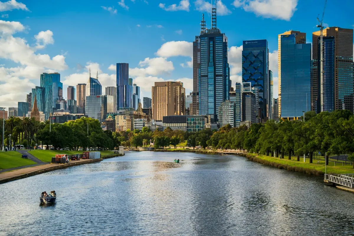 Lo Yarra e i grattacieli del centro di Melbourne in una giornata di sole