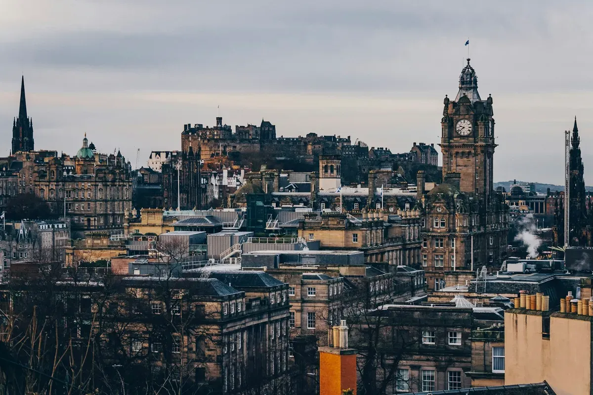 I tetti di Edimburgo con la torre dell'orologio del Balmoral e il castello sullo sfondo