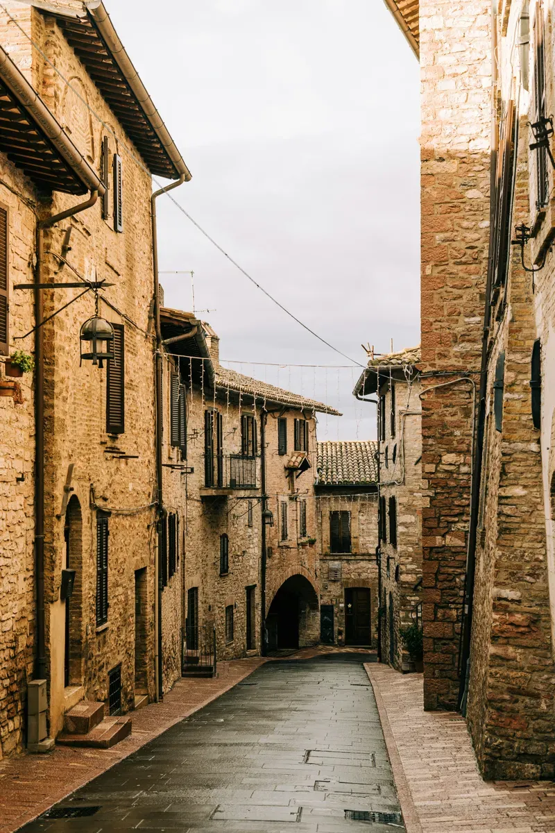 Una strada tra le case in mattoni e pietra
