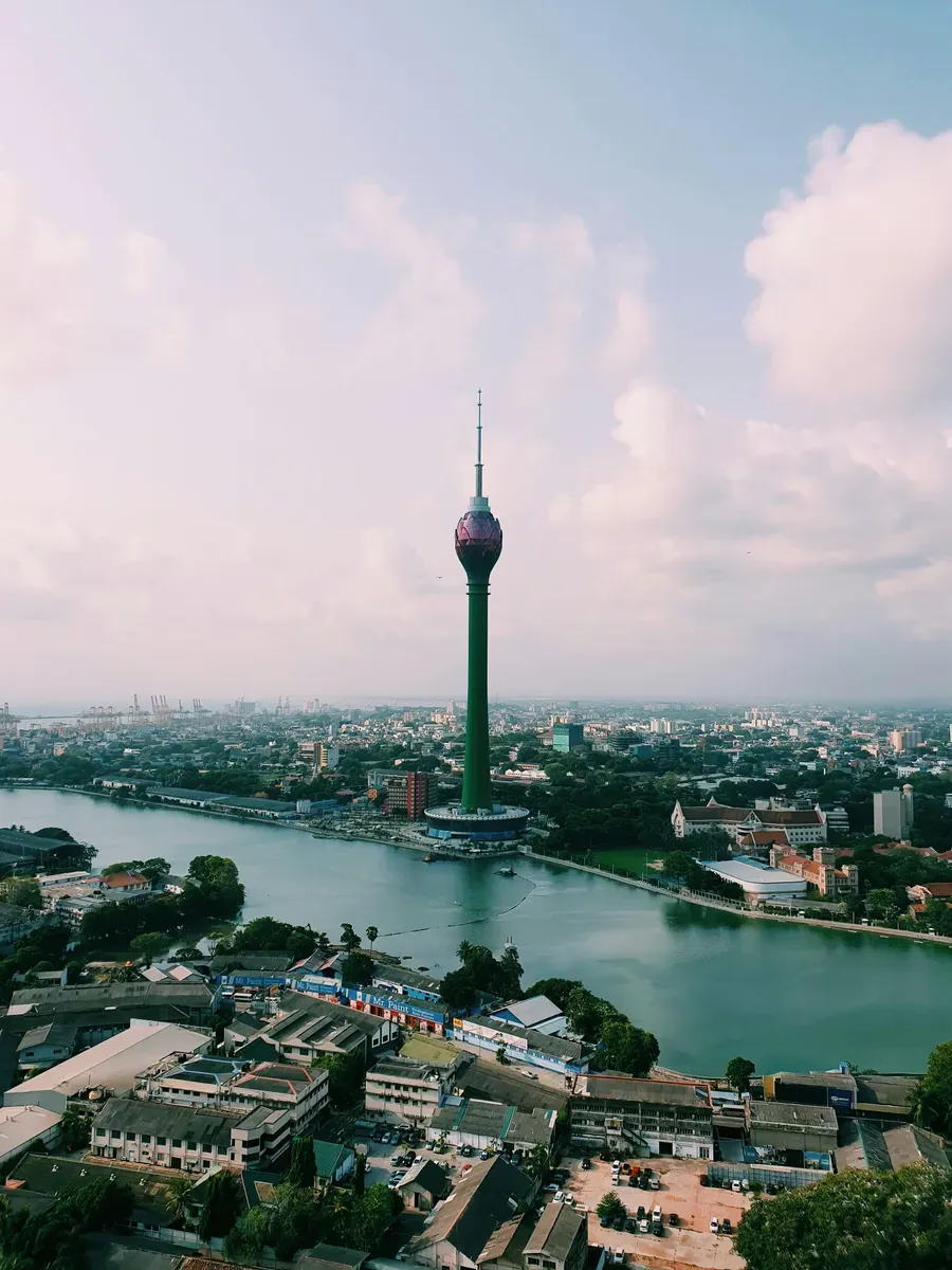 Colombo dall'alto con la Lotus Tower e il lago