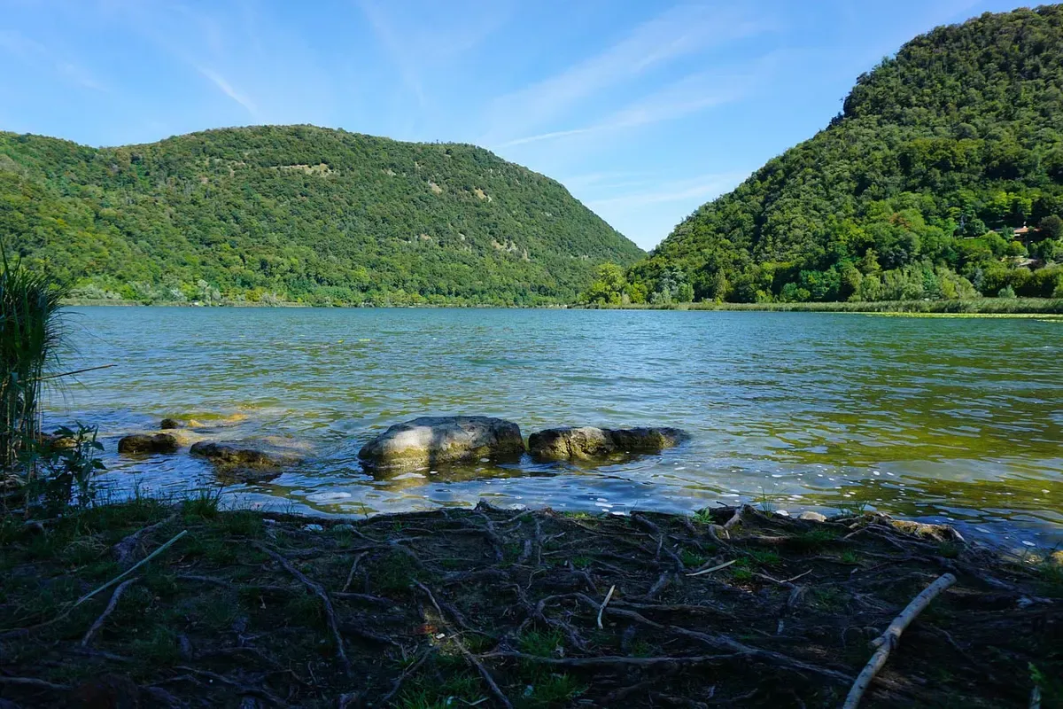 Correre sulle rive del lago Segrino