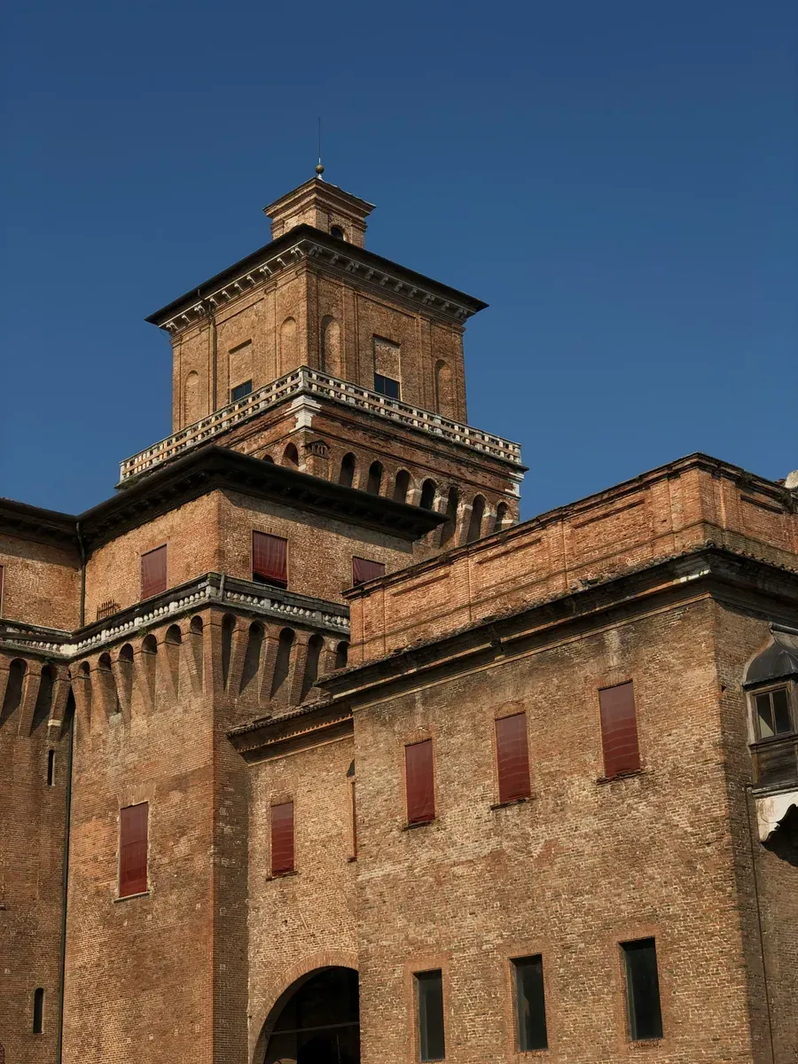 Le torri in mattoni del Castello Estense di Ferrara