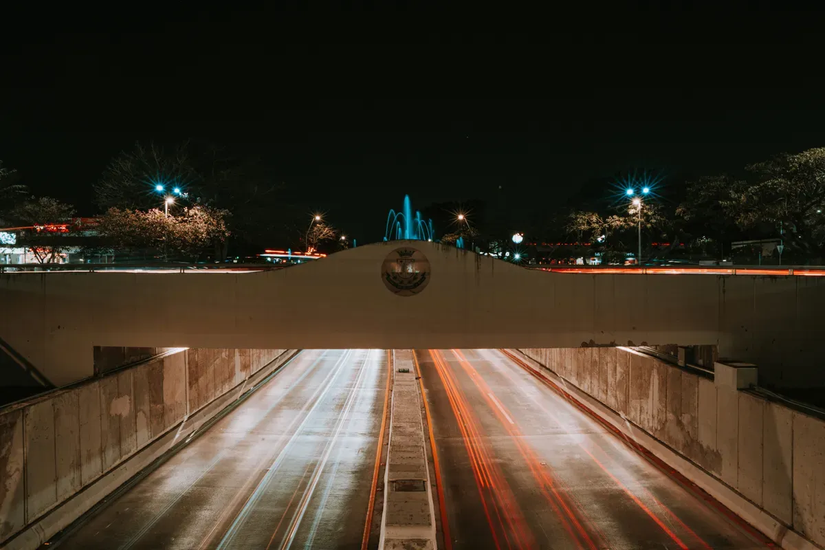 Una strada illuminata di notte nello Yucatán