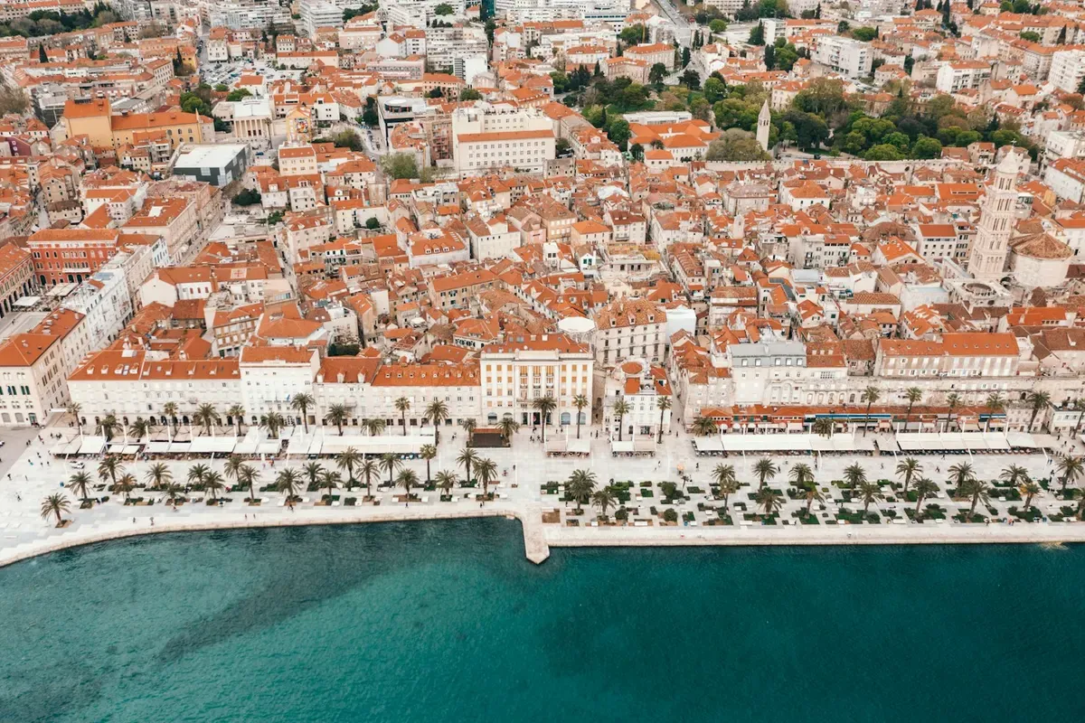 La Riva di Spalato e il Palazzo di Diocleziano visti dall'alto, sul mare