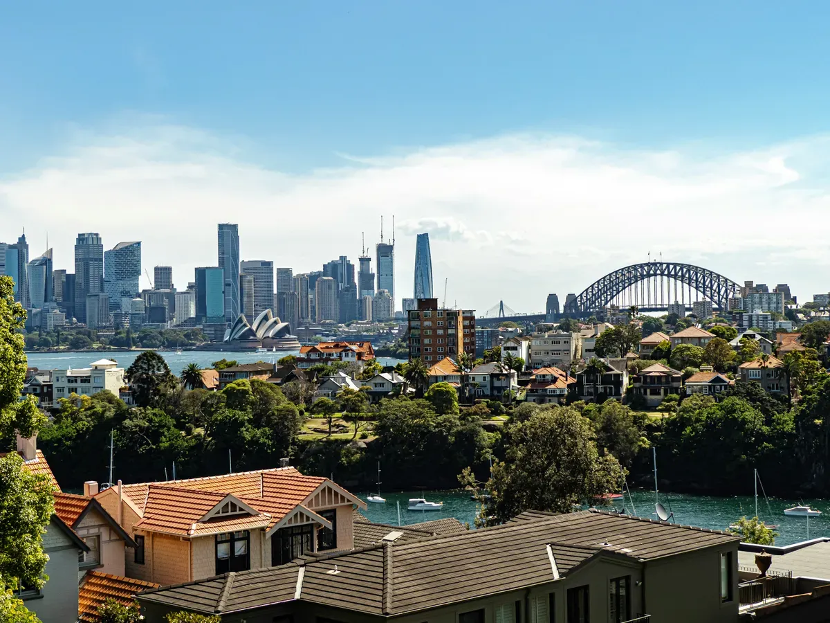 Lo skyline di Sydney con l'Harbour Bridge e l'Opera House sul porto