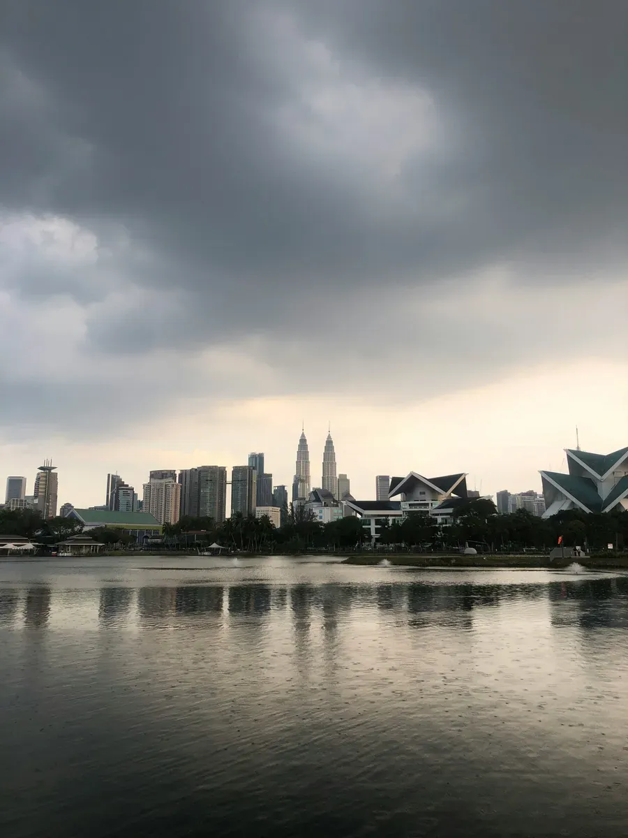 Il lago Titiwangsa con lo skyline di Kuala Lumpur e le Torri Petronas
