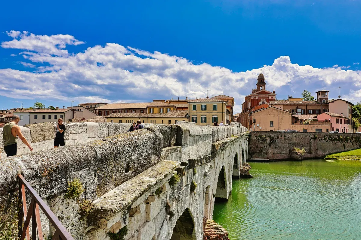 Il Ponte di Tiberio a Rimini sul canale